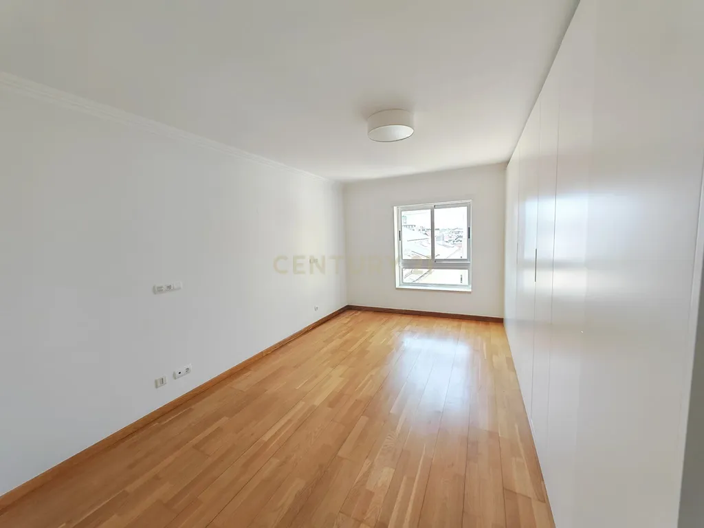 Imóvel T3 espaçoso nas Picoas, com 3 WC, 2 estacionamentos - Image 14