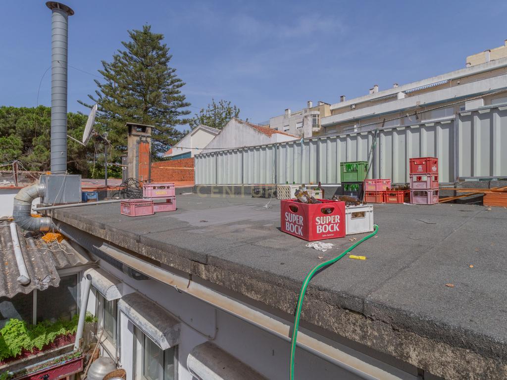 Oportunidade Única em Santo António da Caparica - Image 32