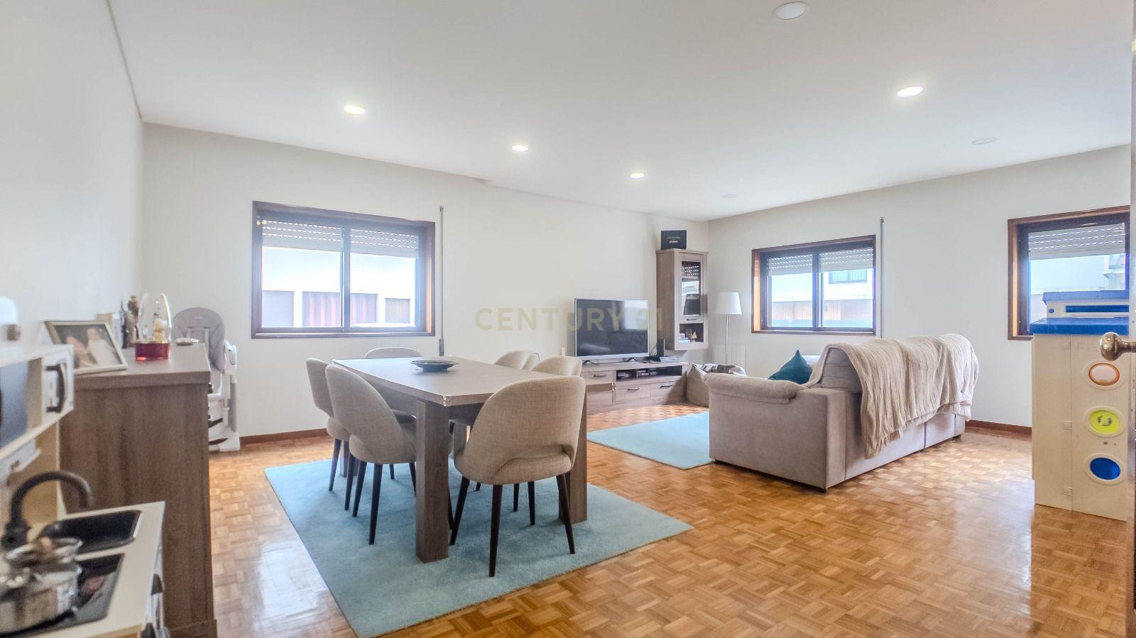 Apartamento T3 em Gondomar com luz natural e boa localização - Image 2