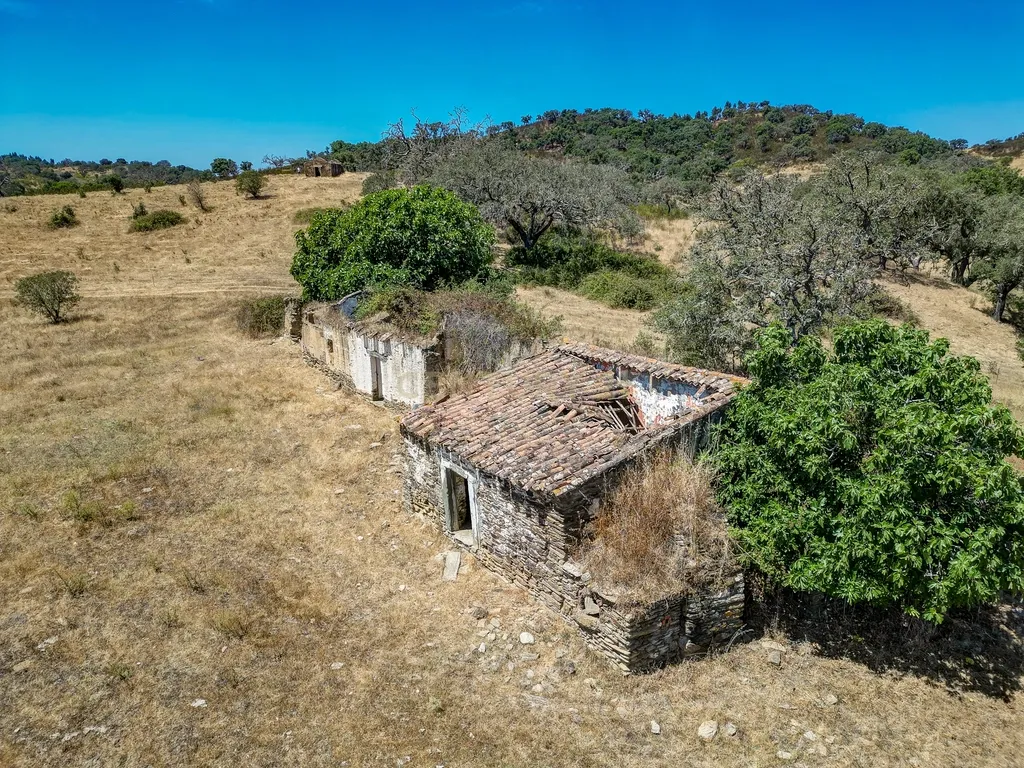Herdade com 59,225 ha , 687m2 urbano, nascente de água, em Colos, Odemira - Image 1