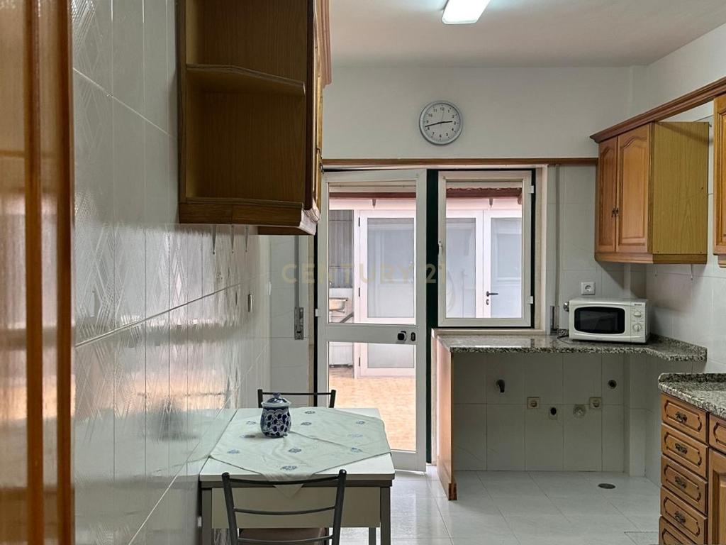 Apartamento T3 com terraço e garagem fechada para Arrendamento – Encosta do Sol - Image 5