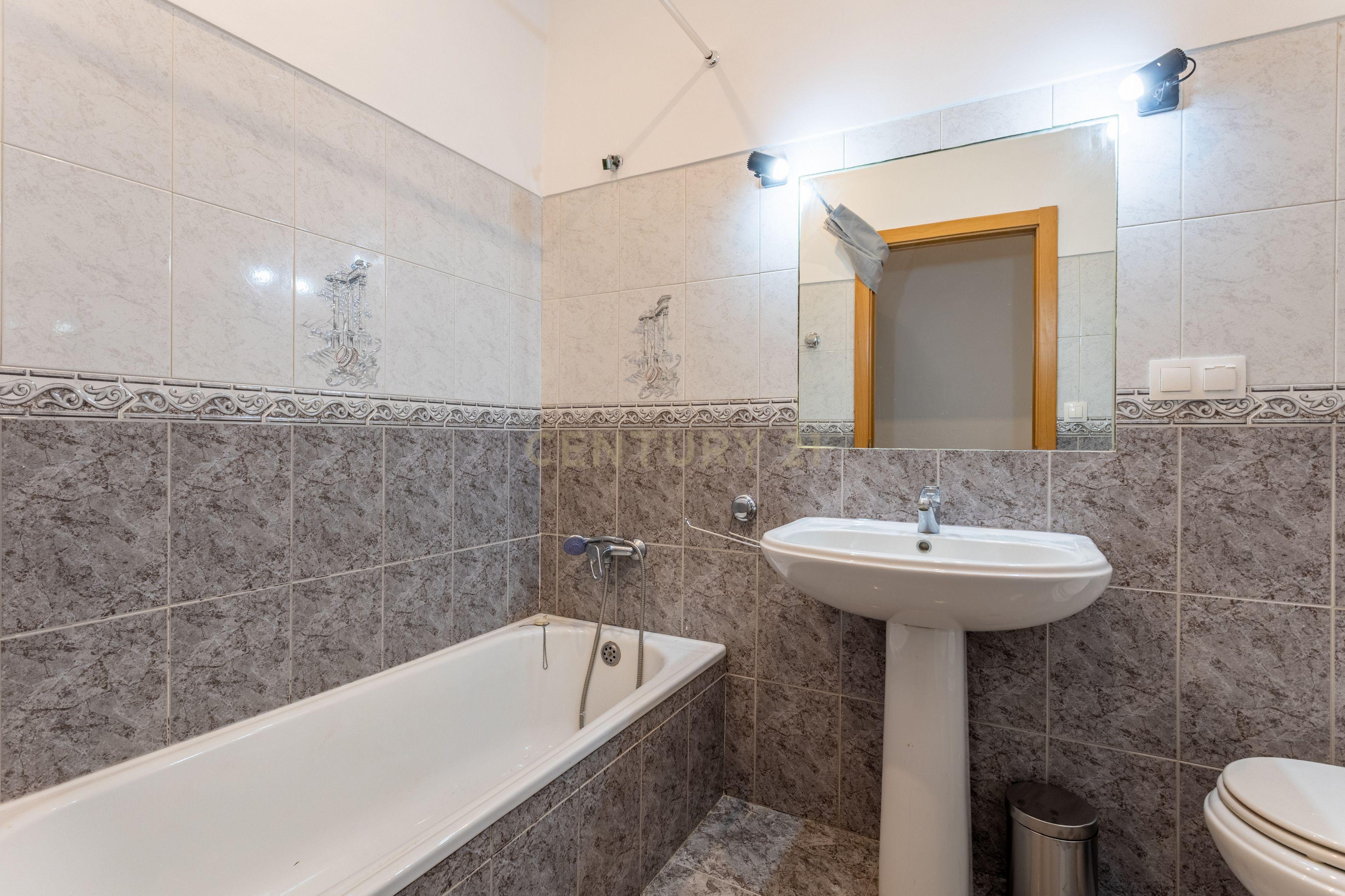 Apartamento T3 inserido num prédio de traça tradicional, no coração de Lisboa, a 5 min da Basílica da Estrela - Image 20