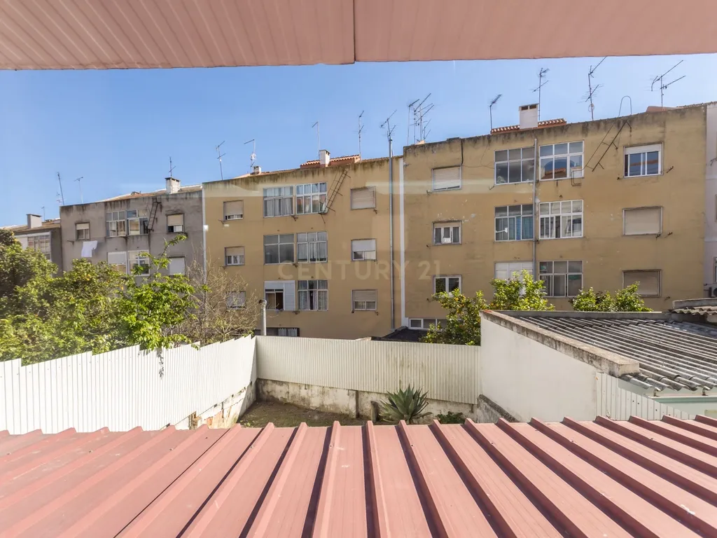 Apartamento T2(+1) Renovado com Logradouro de 100m² – Pronto a Habitar (Mobilado e Equipado) em Paio Pires - Oportunidade Única! - Image 21