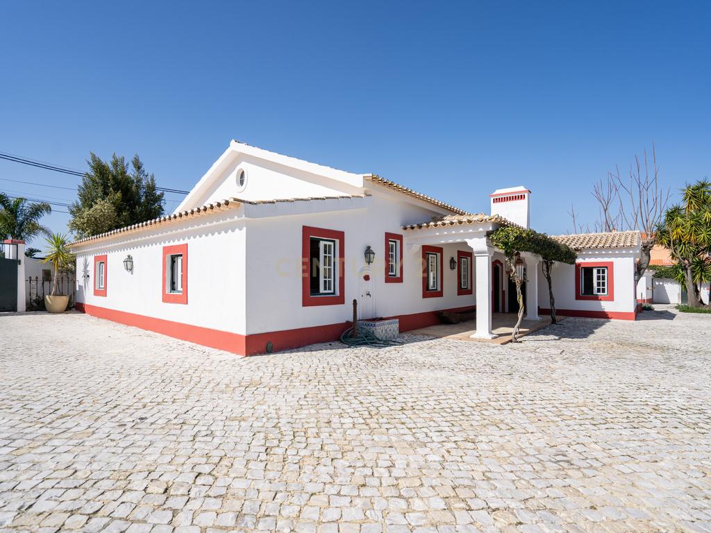Quinta Exclusiva em Azeitão com 2,8 Hectares, Piscina e Anexo - Image 1