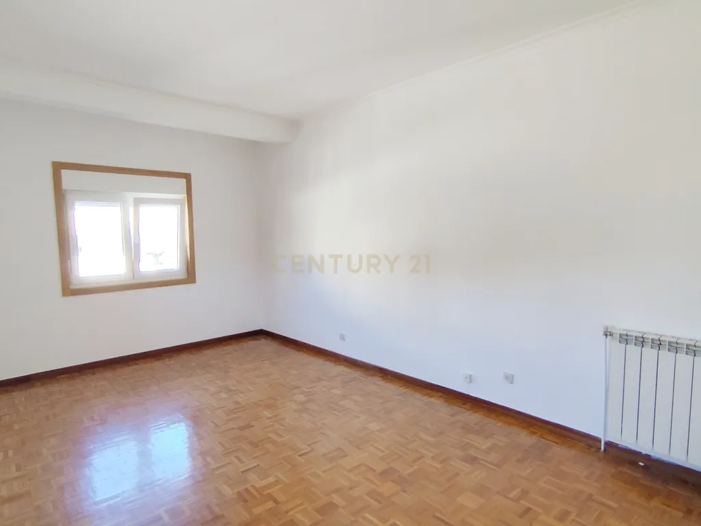 Moradia T4 numa Localização Privilegiada em Chaves - Image 13