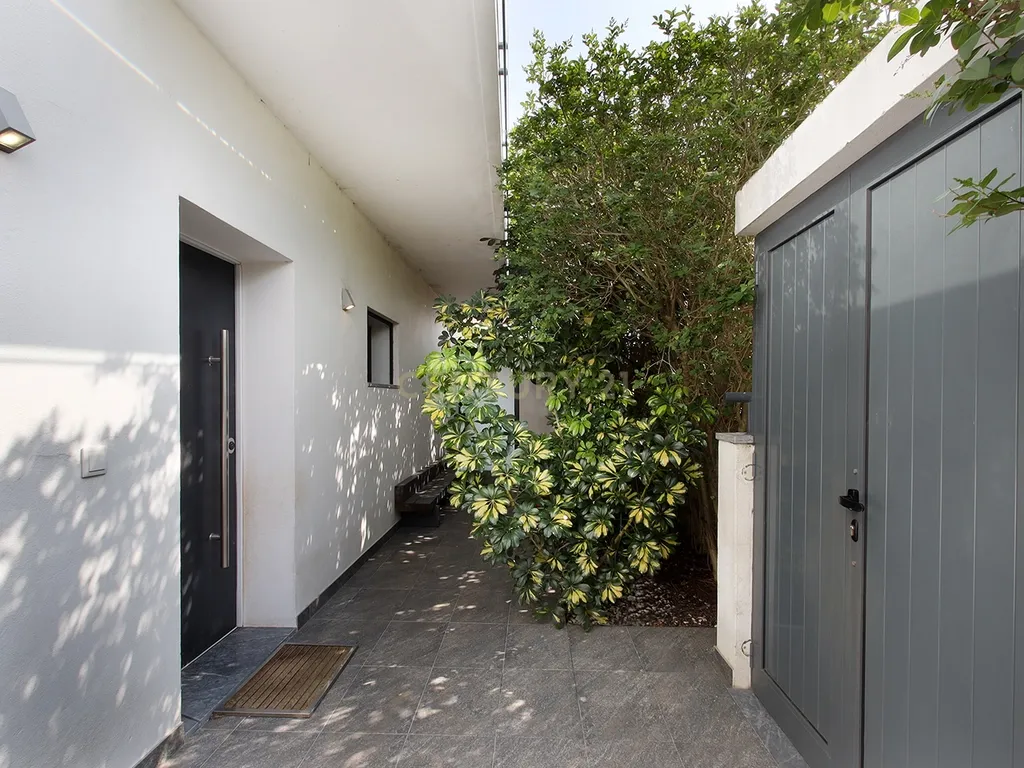 Moradia Isolada T4 Moderna com Piscina Privada, Jardim e Garagem Ampla na Pontinha - Image 44