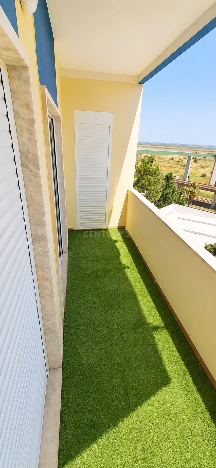 Fotografia 9 de T2+1 Totalmente Remodelado com Varanda e Vista Desafogada | Forte da Casa