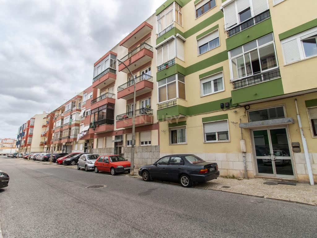 Apartamento T2 , com varanda e arrecadação , perto do metro -  Odivelas - Image 18