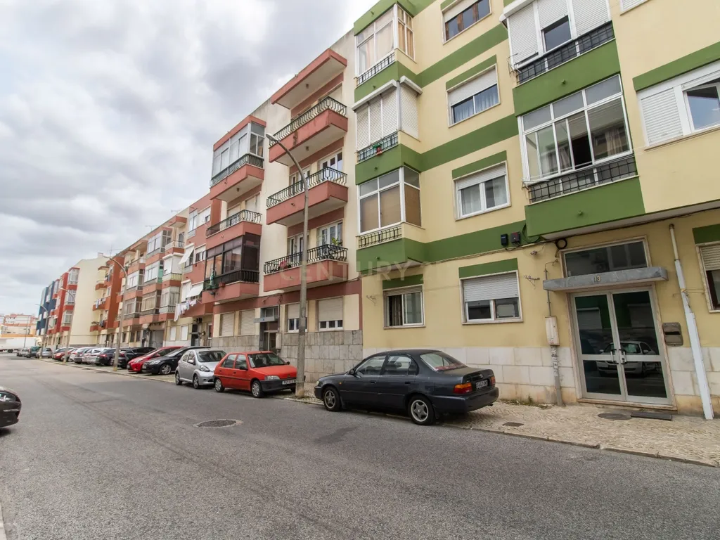 Apartamento T2 , com varanda e arrecadação , perto do metro - Odivelas - Image 18