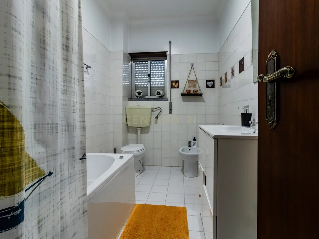 Moradia multifamiliar com rendimento imediato | 2.000 m² de terreno | A apenas 4,5 km de Fátima - Image 23
