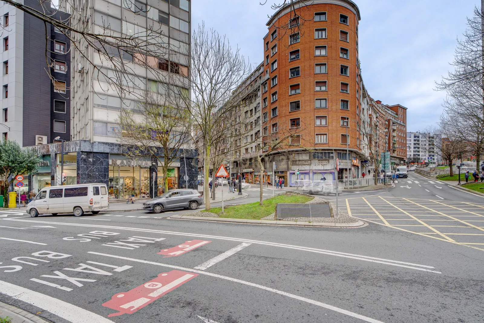 SE VENDE OFICINA EN EL CENTRO DE BILBAO - Image 1