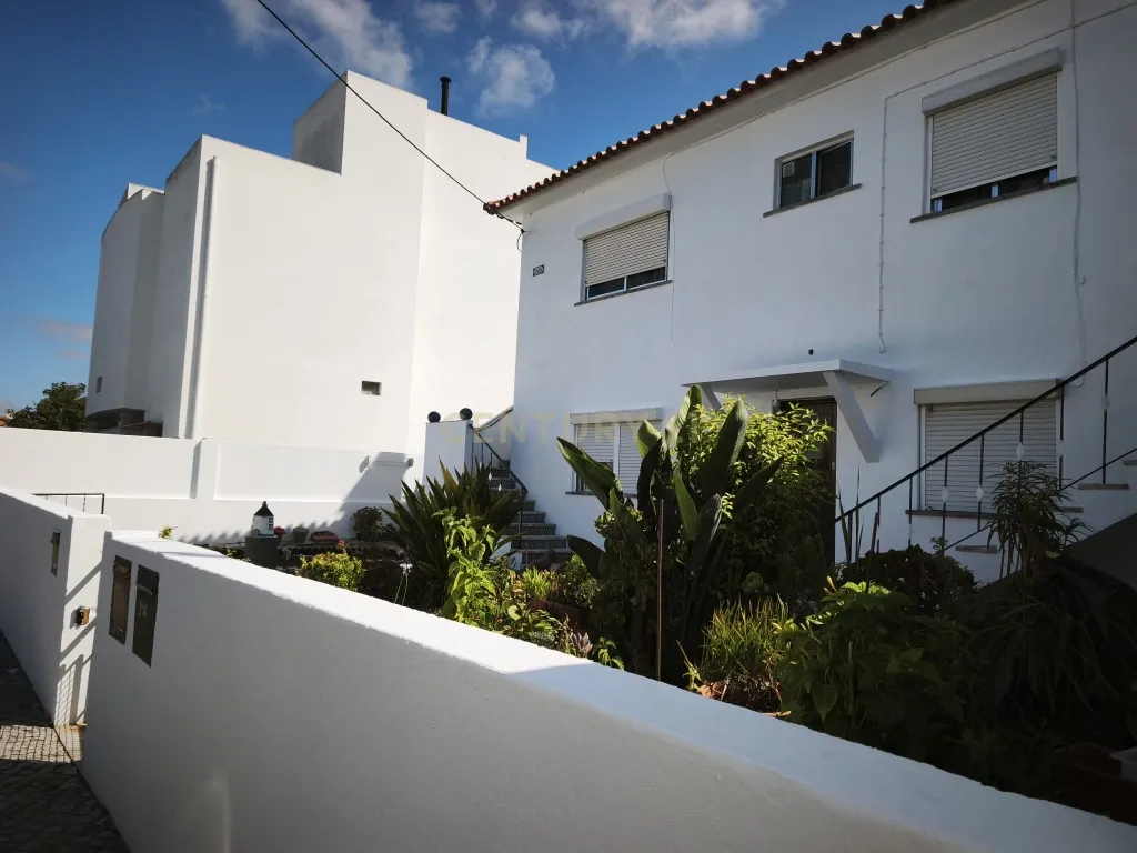 Apartamento T2 Arrendado com Potencial de Valorização | Porto Salvo - Image 2