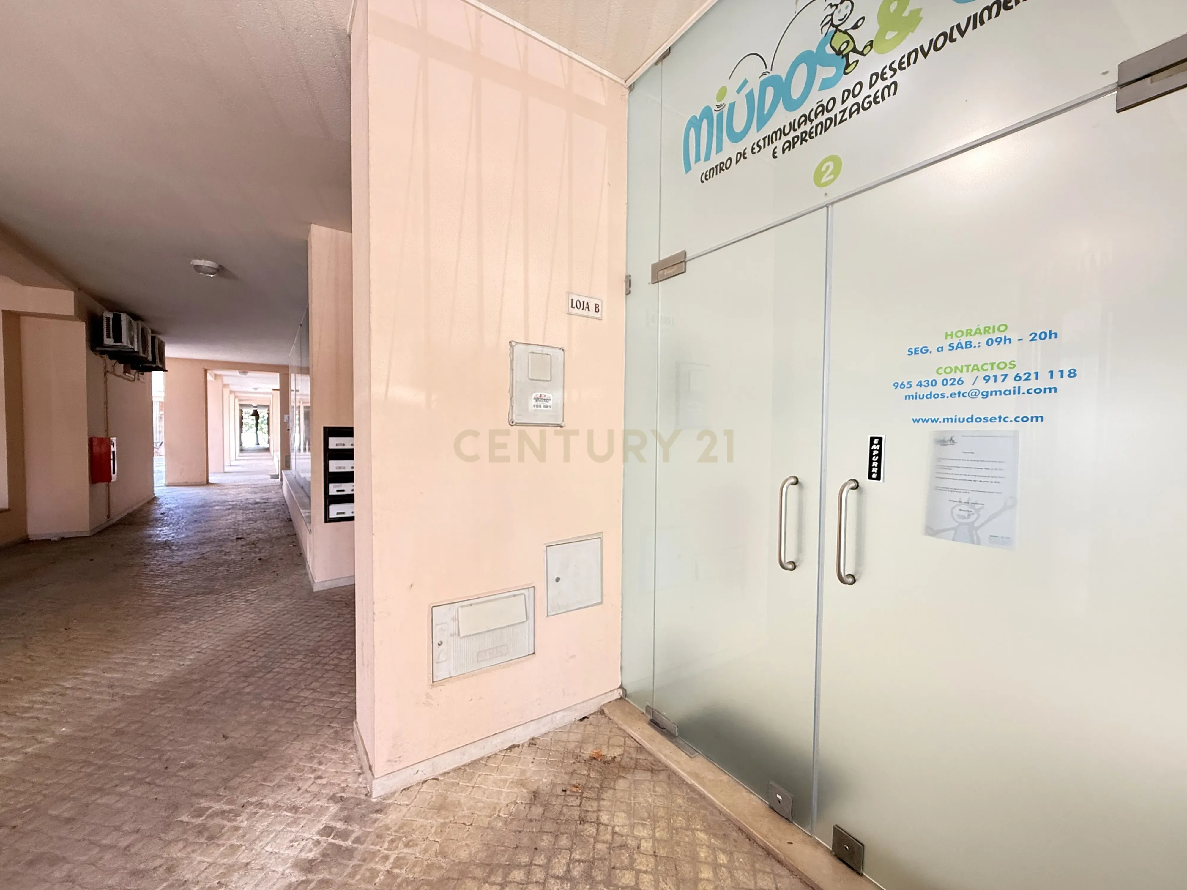 Fotografia 5 de Espaço comercial com montras panorâmicas - Penha, Faro