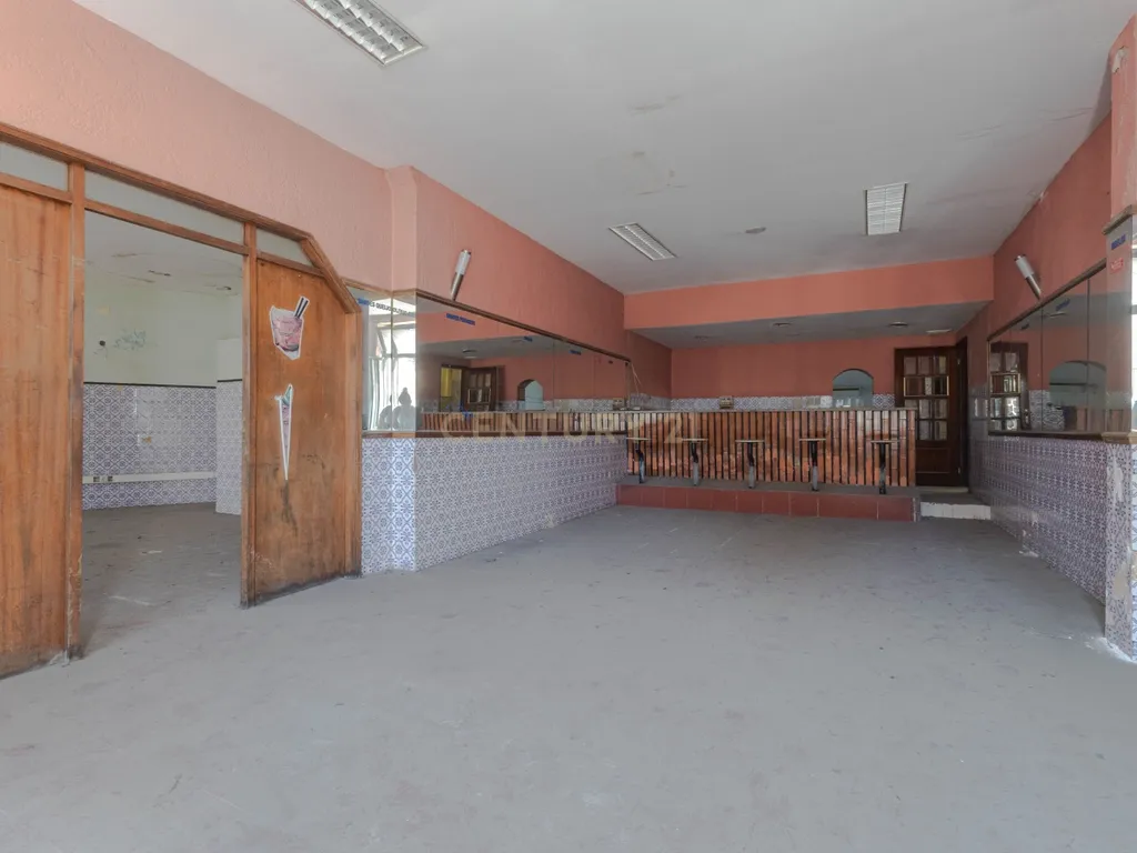 Moradia T4 de Charme, Quatro Frentes com Amplo Espaço Exterior - Image 34