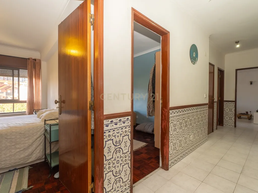 Apartamento de tipologia T2, com varanda, 1 wc e arrecadação, localizado em Agualva – Cacém, inserido em prédio de construção de 1996. - Image 19