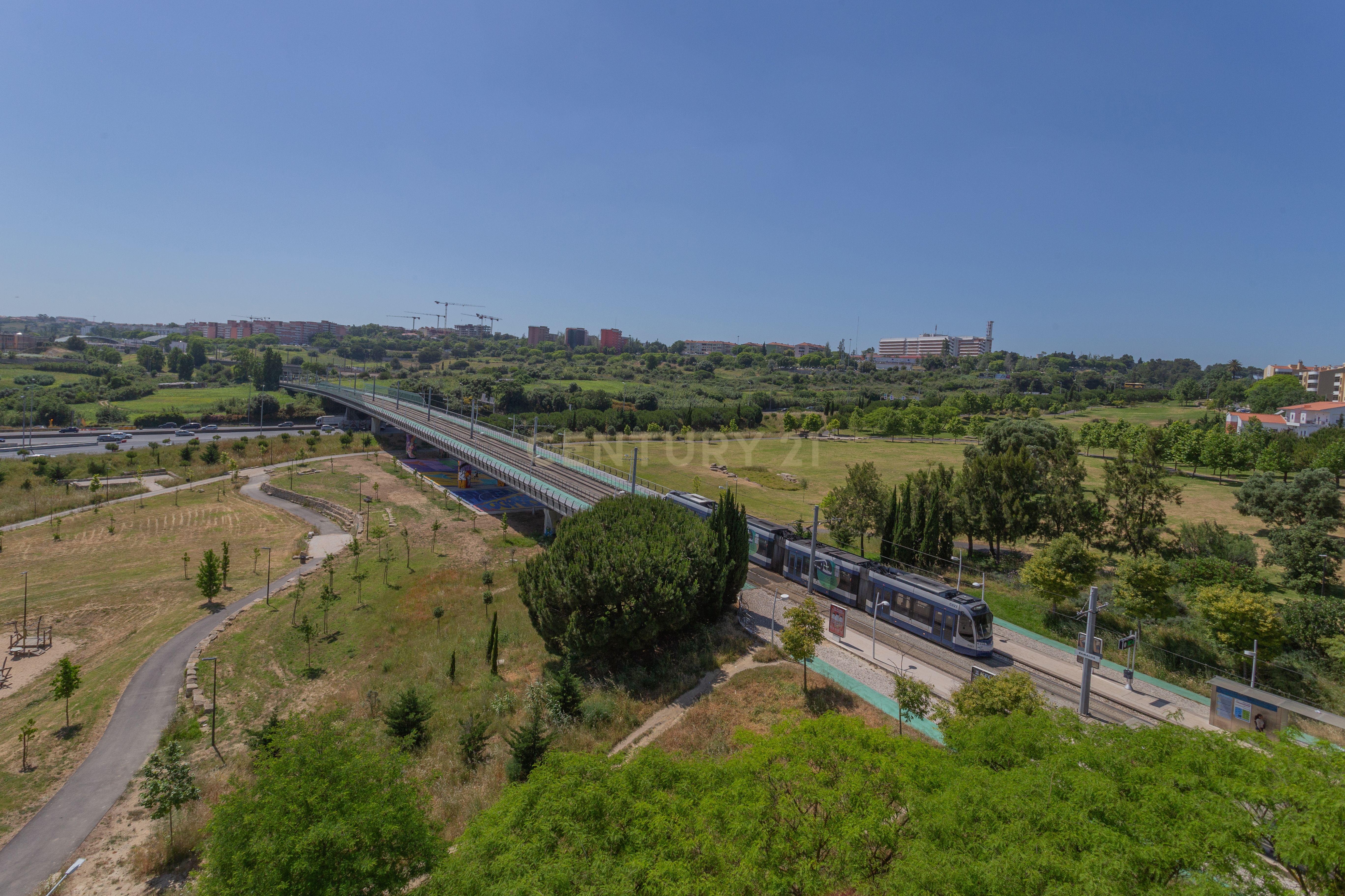 Magnifico T5 com 7 assoalhadas três frentes Almada Pragal vista magnifica prédio com dois elevadores, 50 metros da paragem do metro - Image 52