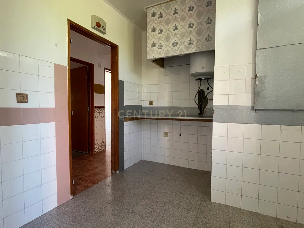 Apartamento T2 para Reabilitar, em São Sebastião, em Setúbal - Image 5