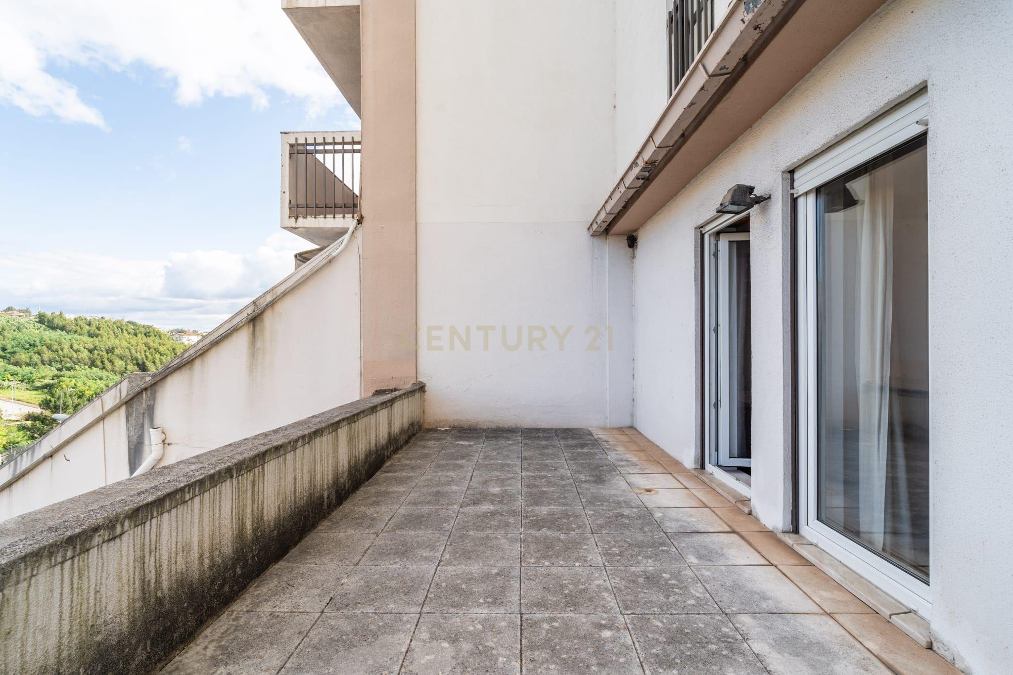 T3 Duplex com 2 Terraços, na Av. Elísio de Moura, em Coimbra - Image 25
