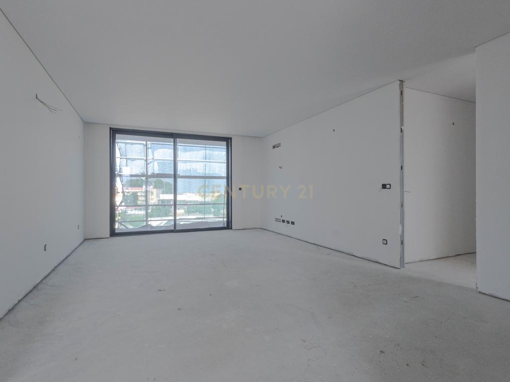 Apartamento T2+1(T3) último piso na cobertura com vista mar, com garagem dupla e arrumos o +1 com luz direta. - Image 17