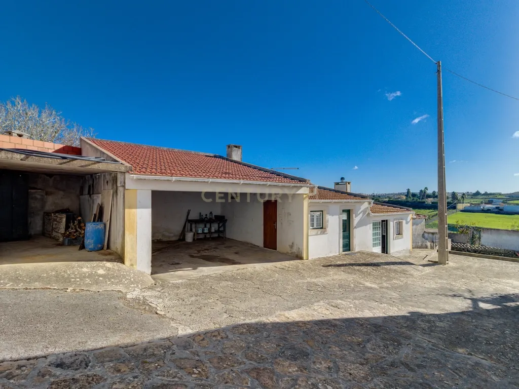Moradia Isolada T3 com 2480m2 de terreno, poço e com anexos - Image 33