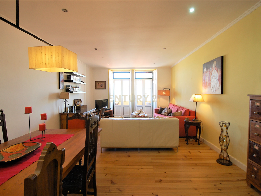 Apartamento T3 à venda na Rua Morais Soares, com lugar de parqueamento. - Image 4