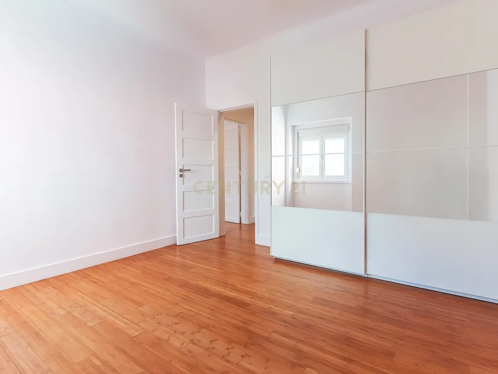 Apartamento T3 para arrendamento com varanda junto à Avenida de Roma | Prédio com "arte" - Image 22