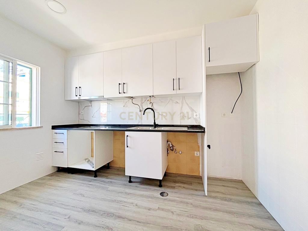 Moradia T2+1 em banda, situada na Urbanização do Mato Santo Espírito, em Tavira, totalmente remodelada e pronta a estrear. - Image 4
