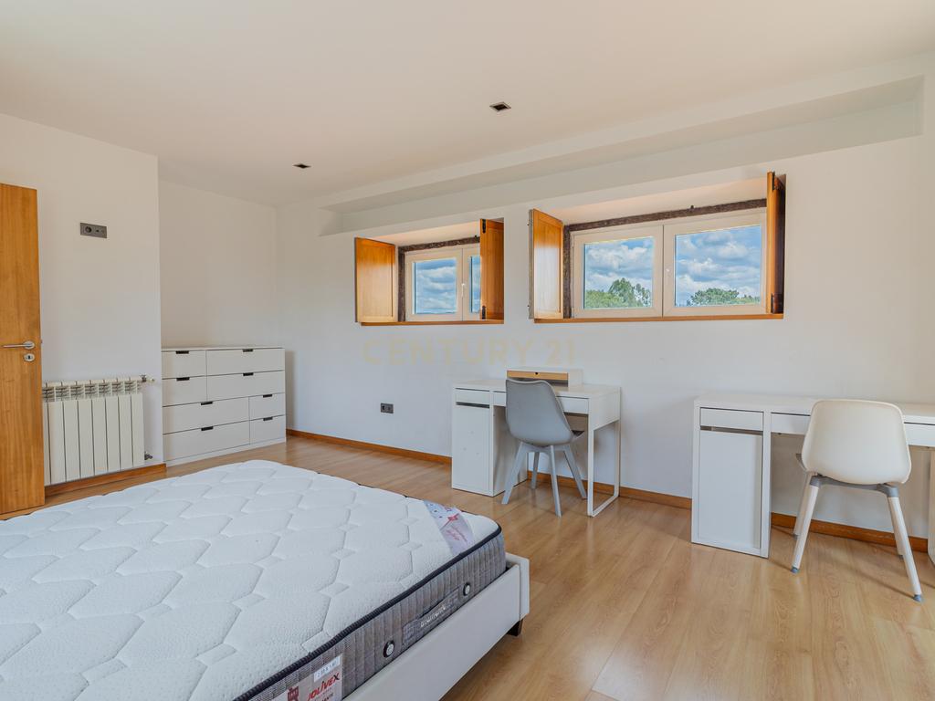 T5 com 3 Suites e Terreno com Rio | Natureza, Espaço e Conforto - Image 31