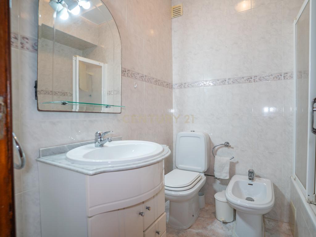 Apartamento T4 localizado no Bairro dos Arneiros, em Caldas da Rainha - Image 17