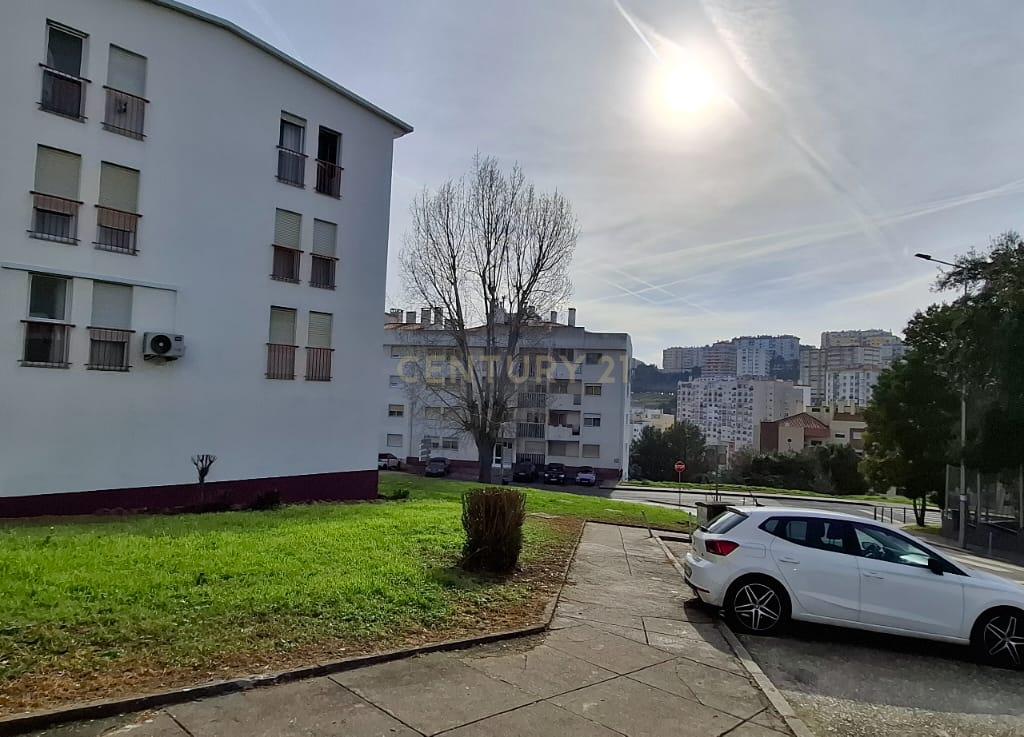Oportunidade em Sintra: T2 para Recuperação com Armazenamento - Image 5