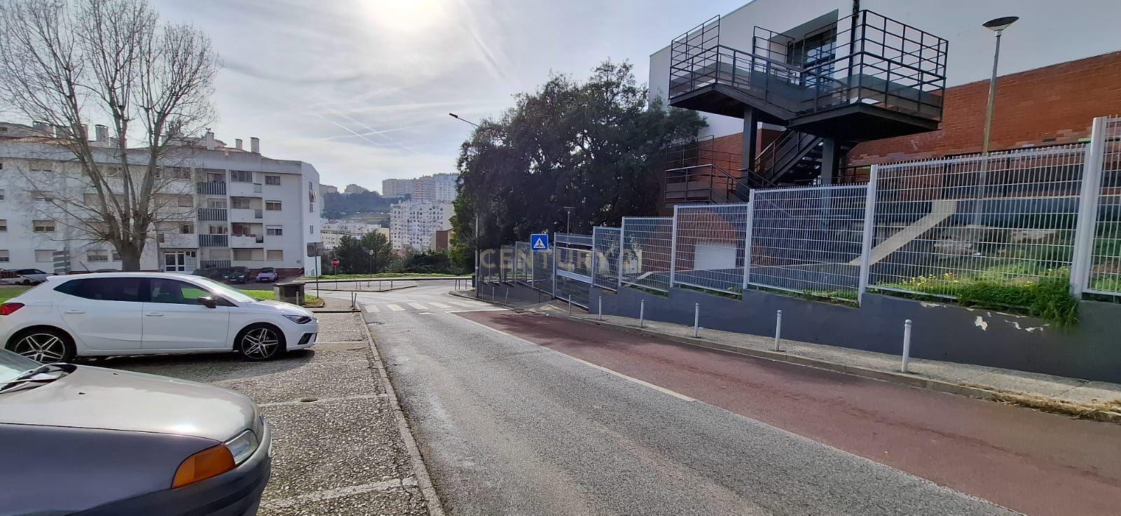 Oportunidade em Sintra: T2 para Recuperação com Armazenamento - Image 10