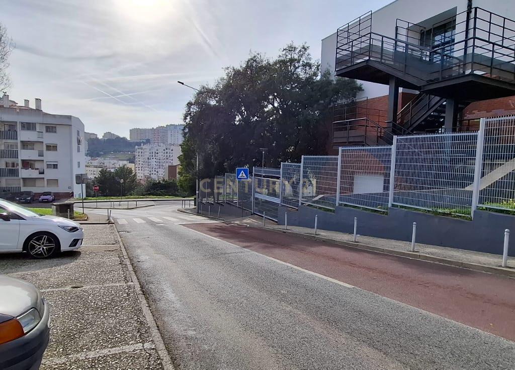 Oportunidade em Sintra: T2 para Recuperação com Armazenamento - Image 10