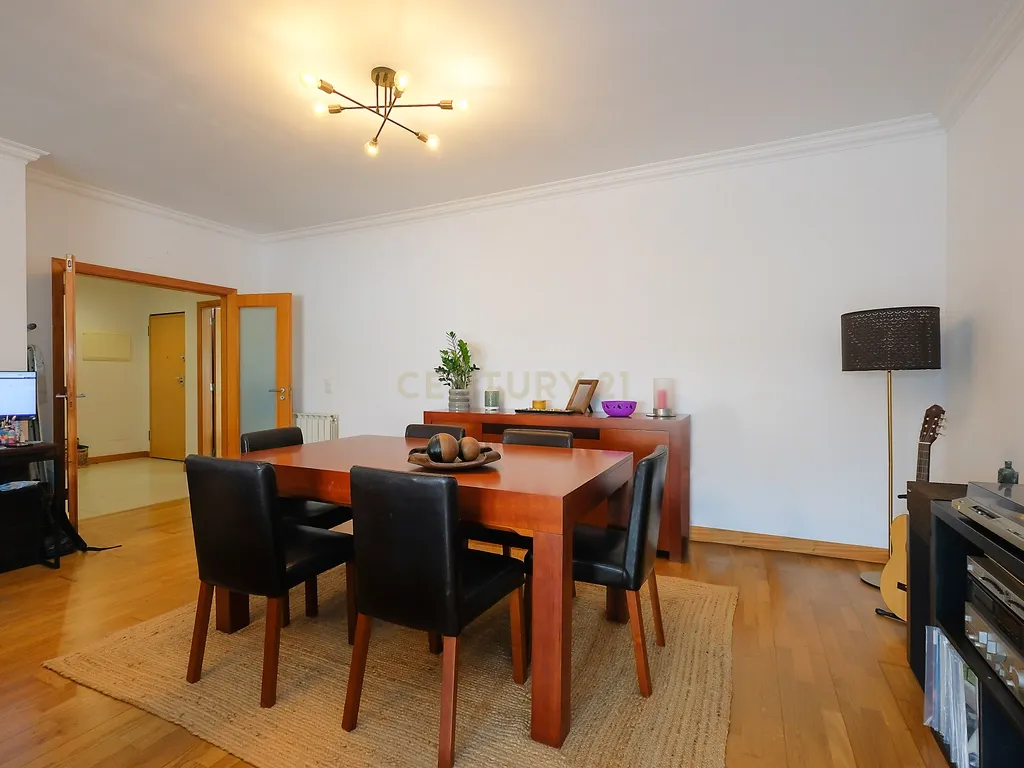 Apartamento T3 com Excelentes Áreas e Garagem na Urbanização Moinho do Guizo – Mina de Água, Amadora - Image 6