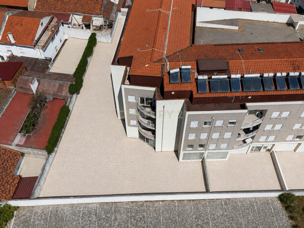 T4 Duplex Premium com Terraço / Arrecadação / 5 Lugares de Estacionamento / Marinha Grande - Image 48