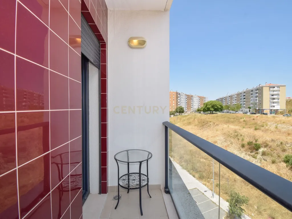 Apartamento T3 com Áreas Generosas e Vista Desafogada - Image 8