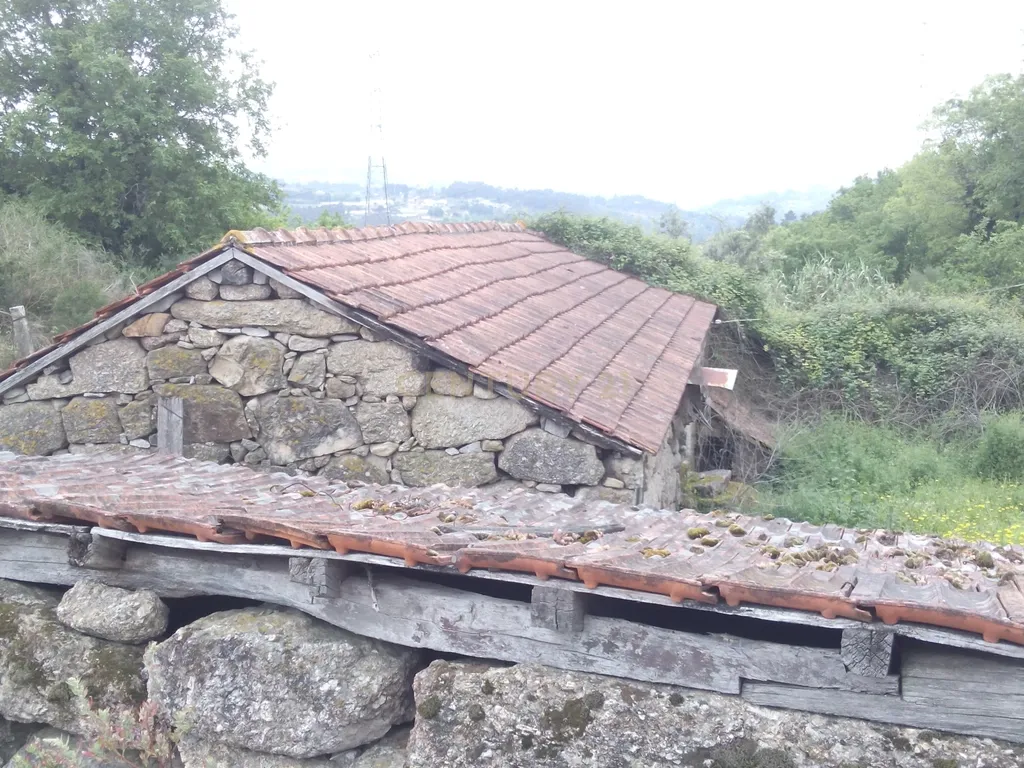 Moradias em ruína em Abragão - Image 10