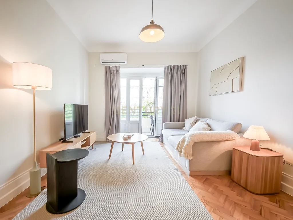 Apartamento T3 de Luxo na Av. Elias Garcia — Totalmente Mobilado e Pronto a Habitar - Image 1