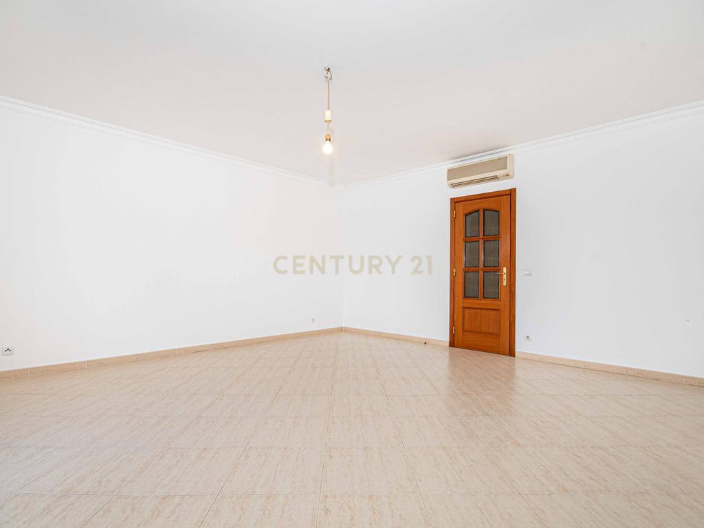 Espaçoso Apartamento T2 Póvoa da Galega com Terraço e Vista Desafogada - Image 6