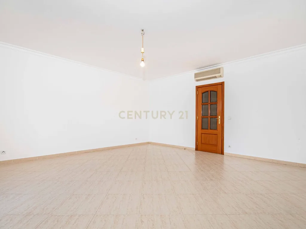 Espaçoso Apartamento T2 Póvoa da Galega com Terraço e Vista Desafogada - Image 6