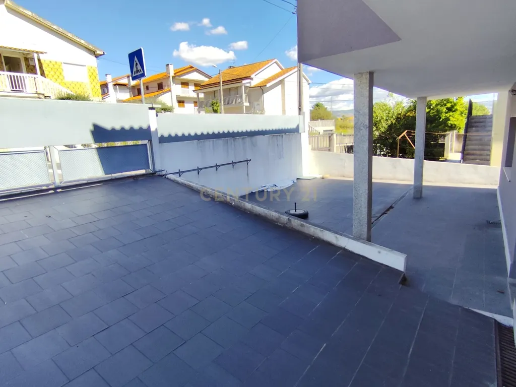 Moradia T4 numa Localização Privilegiada em Chaves - Image 25