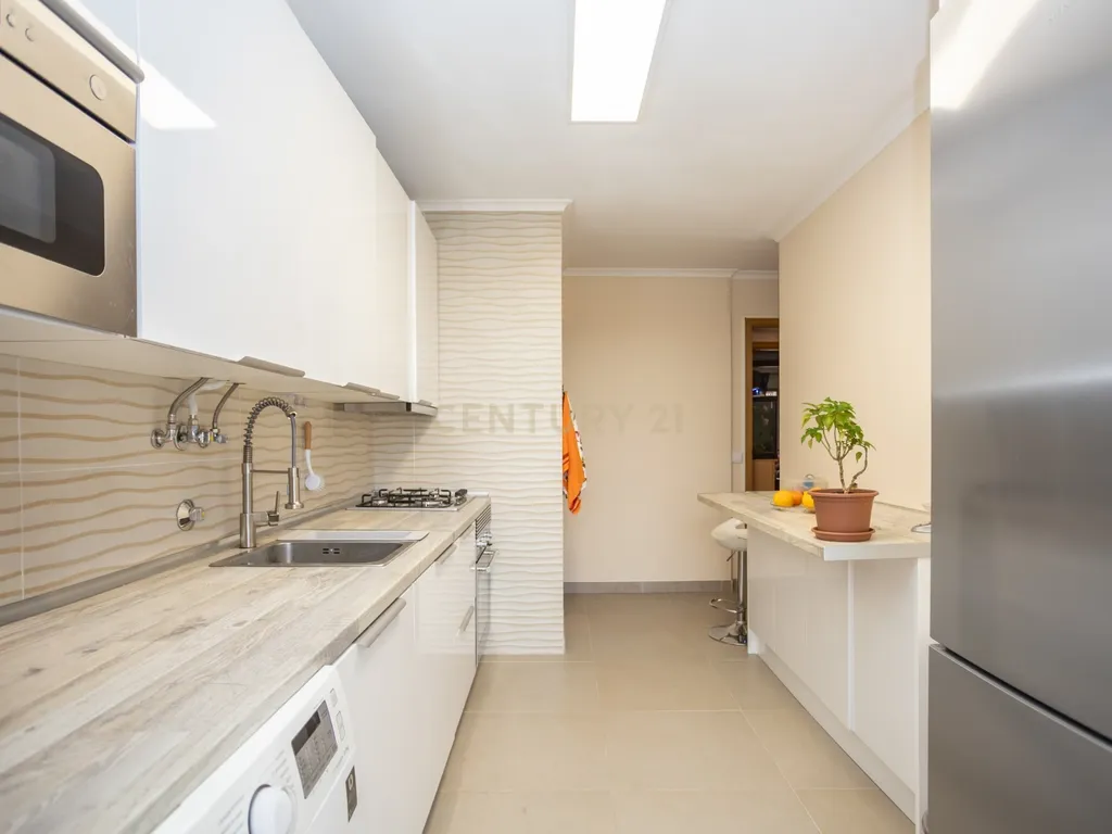 Apartamento T3 com Vista Panorâmica, no Monte da Caparica - Image 1