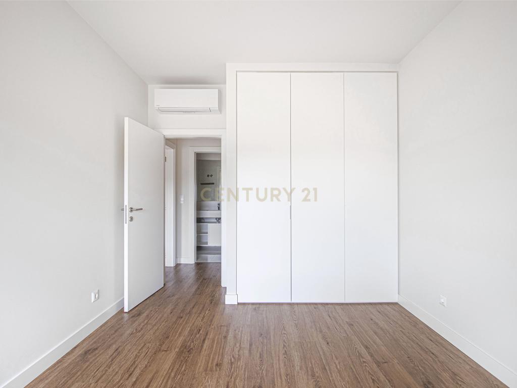 Apartamento T2 em Condomínio com Piscina e Garagem - Areeiro - Image 11