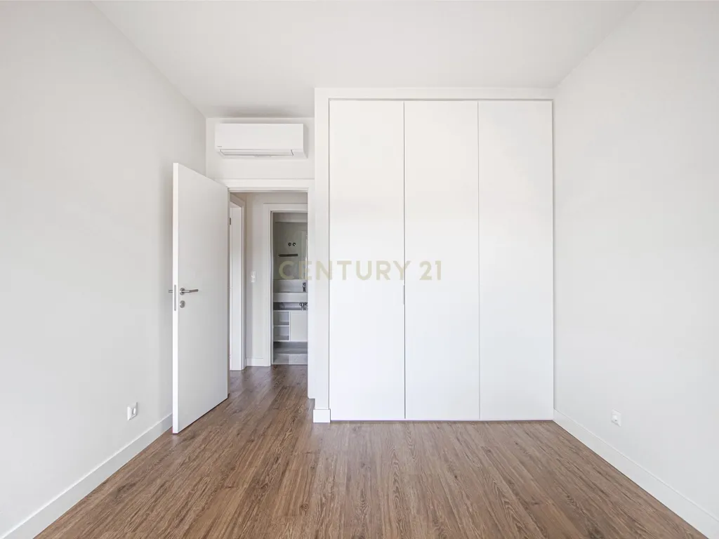 Apartamento T2 em Condomínio com Piscina e Garagem - Areeiro - Image 11