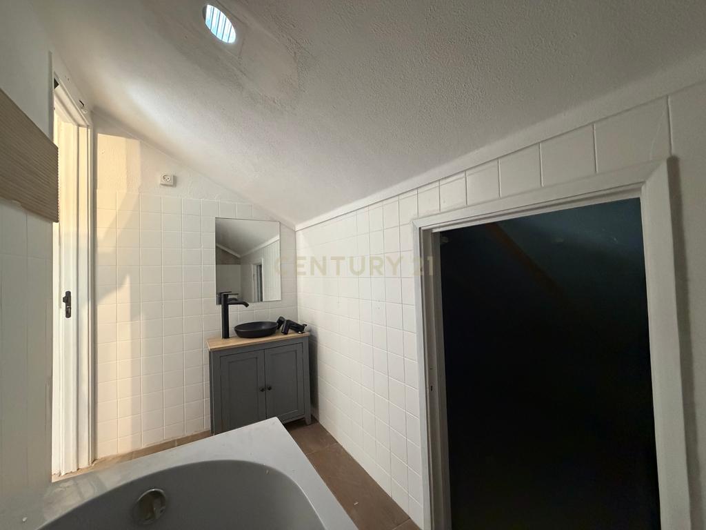 Apartamento T1 em Sesimbra (Castelo), Remodelado, com Terraço - Image 9