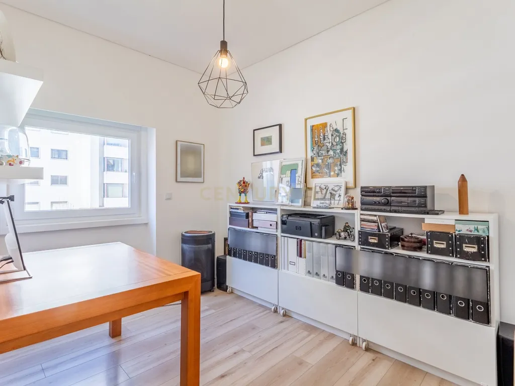 Apartamento T2 transformado em T3 com charme único em Alvalade - Image 17