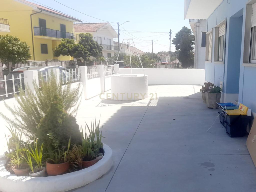 Apartamento t2 remodelado em zona muito sossegada de Santarém - Image 3