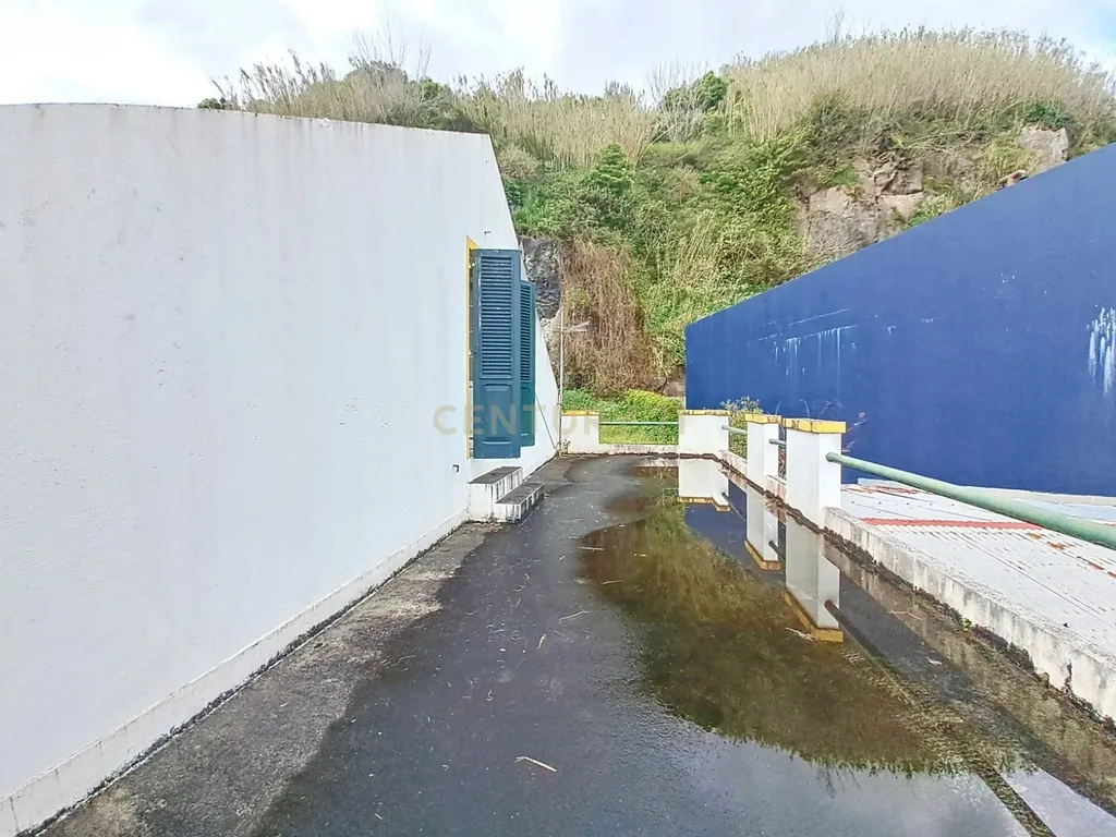 Moradia no Centro da Povoação com 2 Garagens - Image 31