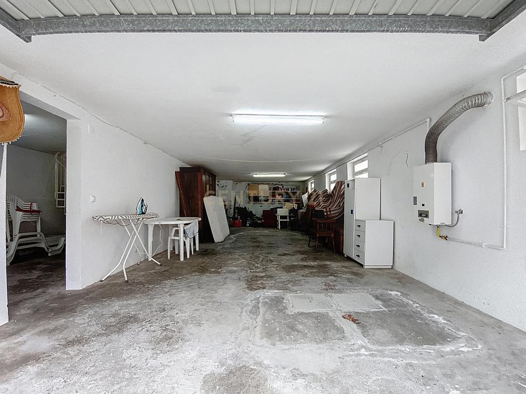 Casa Espetacular em Ponta Delgada com Jardim e Garagem - Image 18