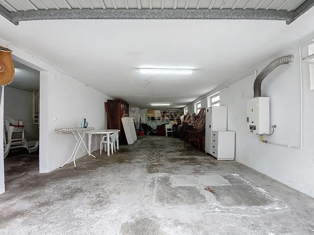 Casa Espetacular em Ponta Delgada com Jardim e Garagem - Image 18