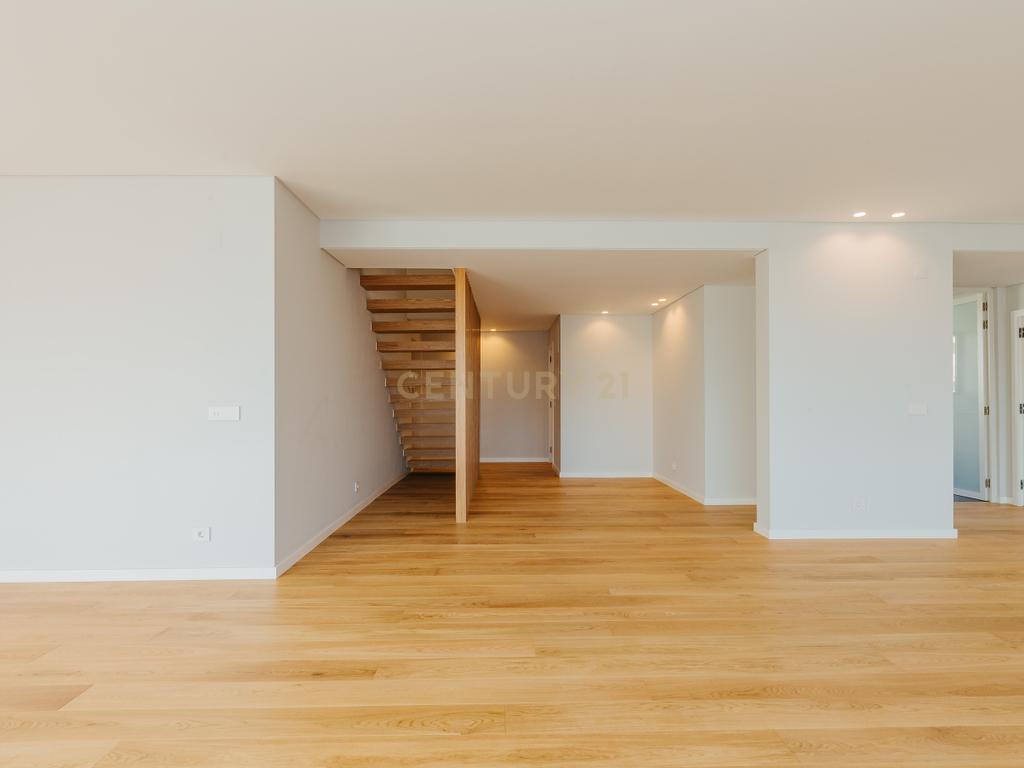 Apartamento Duplex T4 Novo na Rua Bartolomeu Dias, em Belém – conforto, modernidade, luz natural e espaço em Belém - Image 3